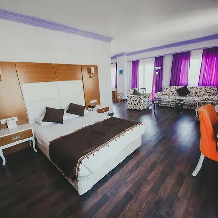 Royal And Casino فندق